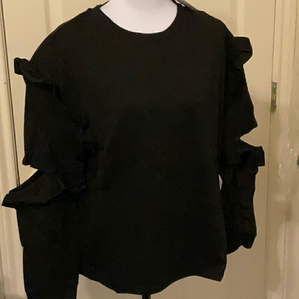 NWT Super Cute Ruffled Sweatshirt. - Picture 5 of 8